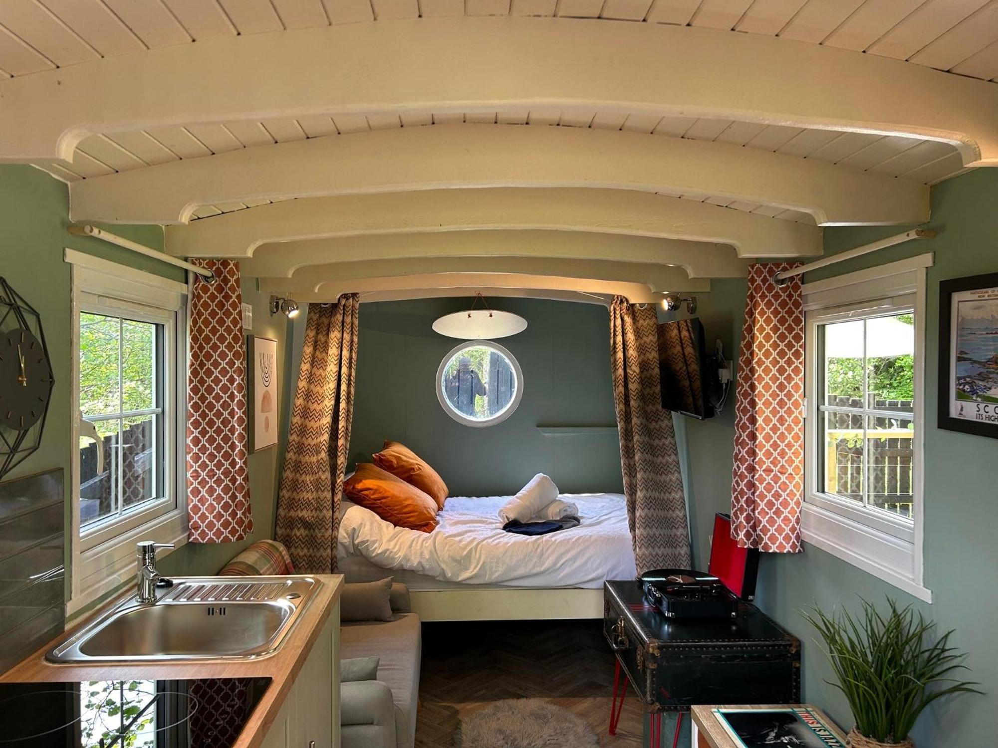 Appin Holiday Homes -Caravans, Lodges, Shepherds Hut And Train Carriage Stays Екстериор снимка